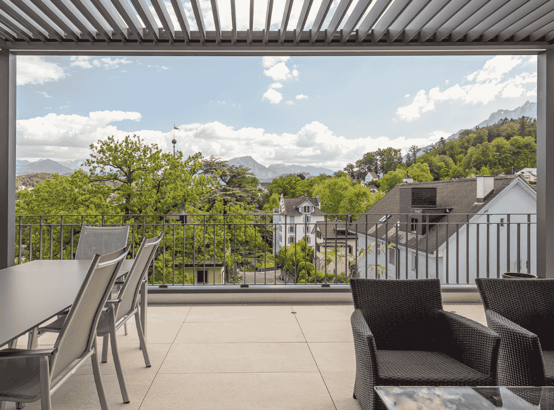 Lamellendach von Thermogreen in Luzern, modern integriert für stilvollen Sonnenschutz und flexible Beschattung.