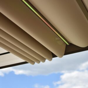 Nahaufnahme eines wasserdichten Textildachs mit hochwertigem Stoff und moderner Struktur, geschlossen nutzbar bei Regen.