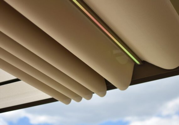 Nahaufnahme eines wasserdichten Textildachs mit hochwertigem Stoff und moderner Struktur, geschlossen nutzbar bei Regen.