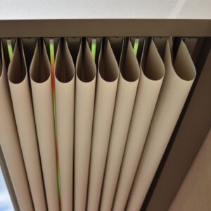 Detailaufnahme der gefalteten Bahnen eines wasserdichten Textildachs, hochwertige Verarbeitung für langlebigen Wetterschutz.