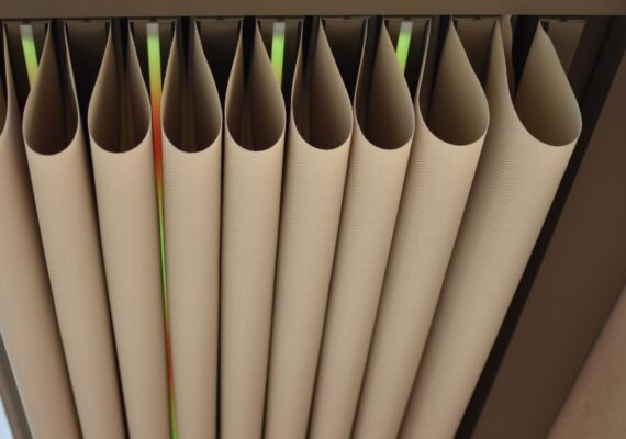 Detailaufnahme der gefalteten Bahnen eines wasserdichten Textildachs, hochwertige Verarbeitung für langlebigen Wetterschutz.