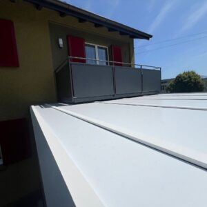 Textildach mit straffer Bespannung in modernem Design, vollständig wasserdicht und auch bei starkem Regen nutzbar.