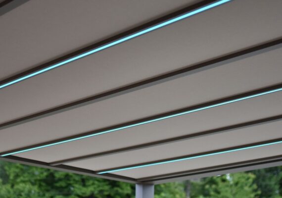 Geschlossenes Textildach mit integrierter LED-Beleuchtung, vollständig wasserdicht und stimmungsvoll bei jedem Wetter nutzbar.