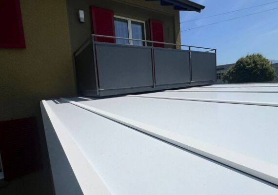 Textildach mit straffer Bespannung in modernem Design, vollständig wasserdicht und auch bei starkem Regen nutzbar.