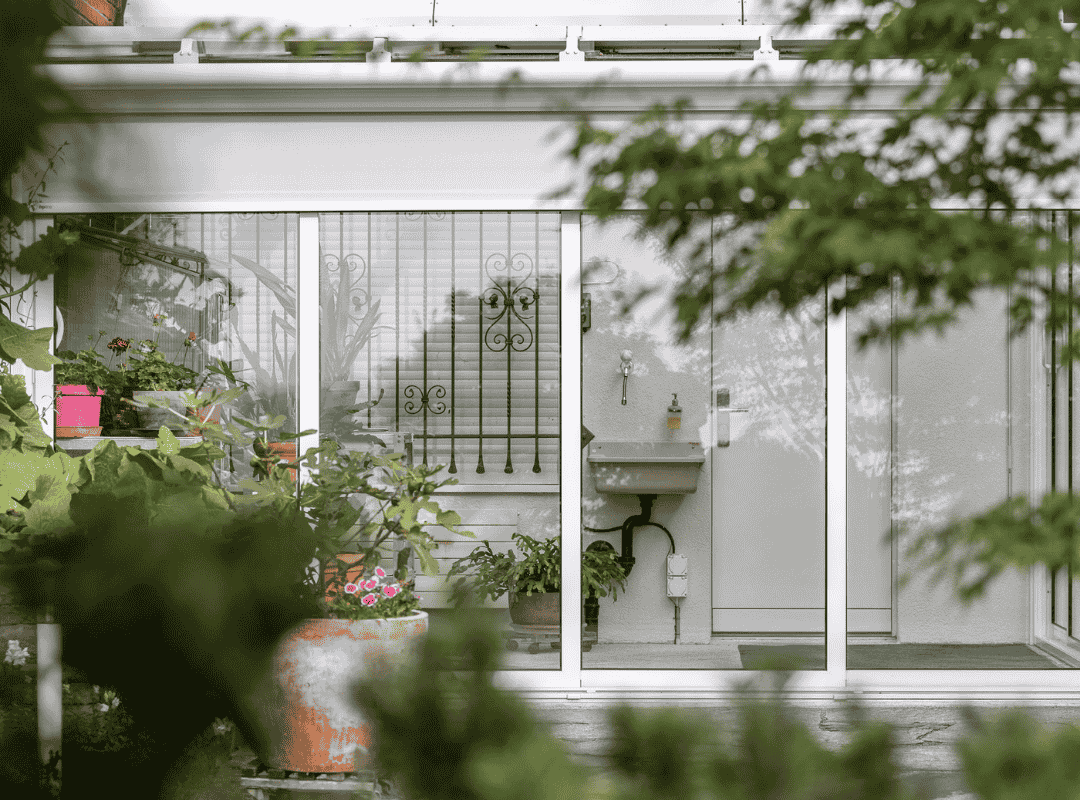 Moderner Wintergarten von Thermogreen in Rapperswil, lichtdurchflutete Erweiterung des Wohnraums.