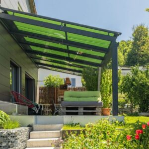 Glasdach mit grüner Beschattungsmarkise über einer Terrasse mit Lounge im Garten.