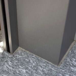 Detailaufnahme einer stabilen Aluminiumstütze eines Lamellendachs auf Steinboden.