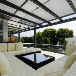 Eleganter Sonnenschutz mit klarer Architektur
