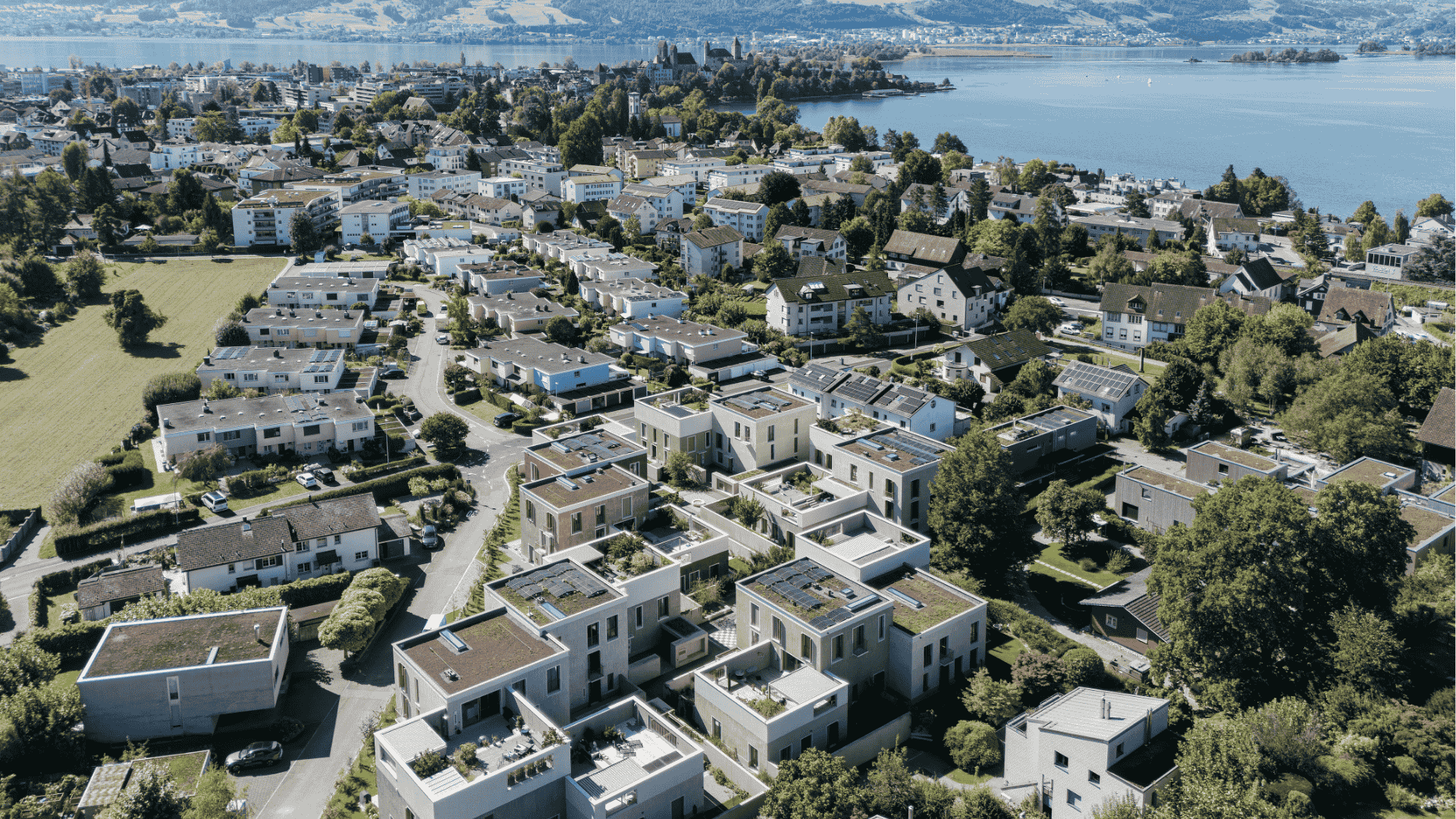 Wohnüberbauung in Rapperswil-Jona mit mehreren Lamellendächern in Seenähe