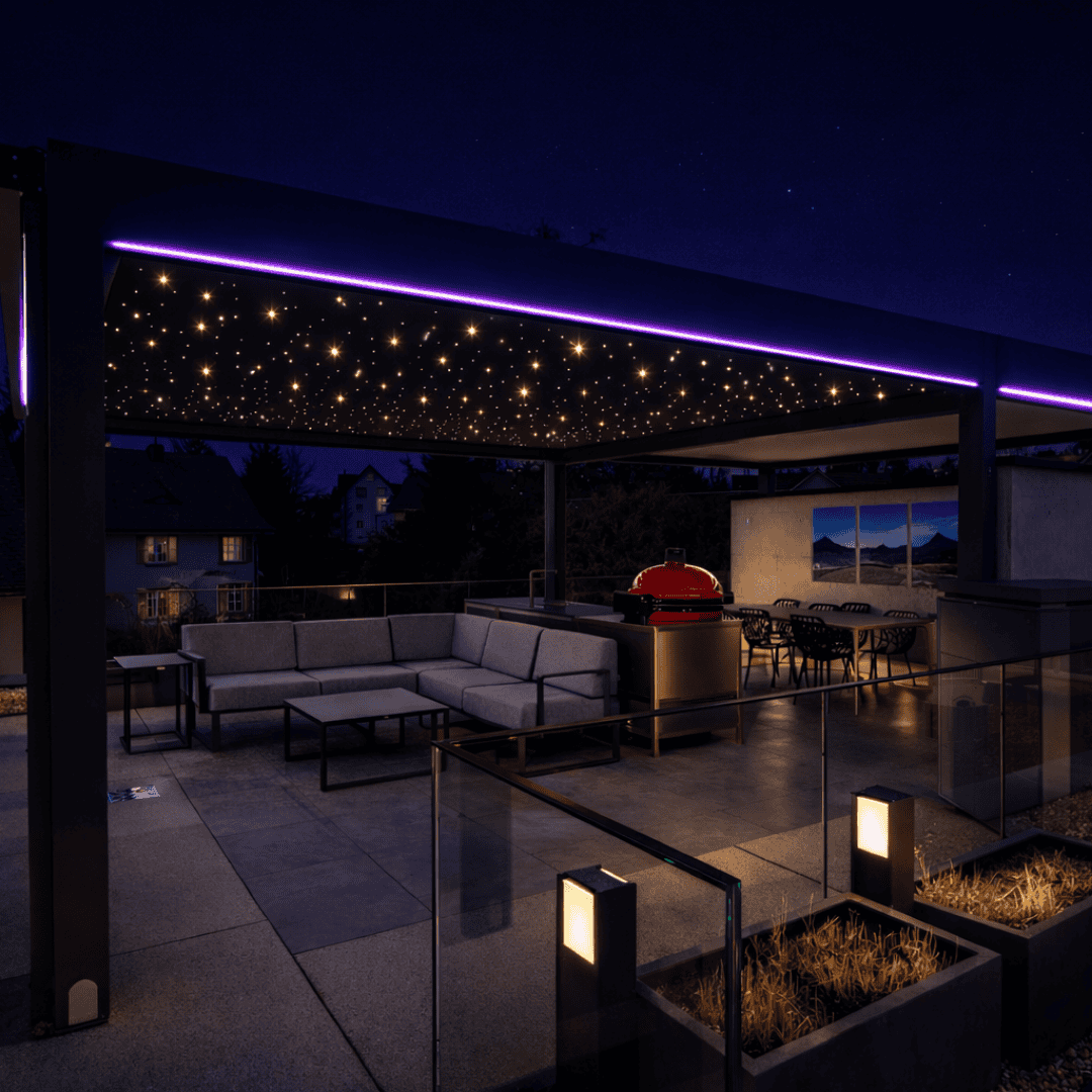 Sternenhimmel Beleuchtung in moderner Terrassenüberdachung mit Lounge und Outdoor Küche bei Nacht