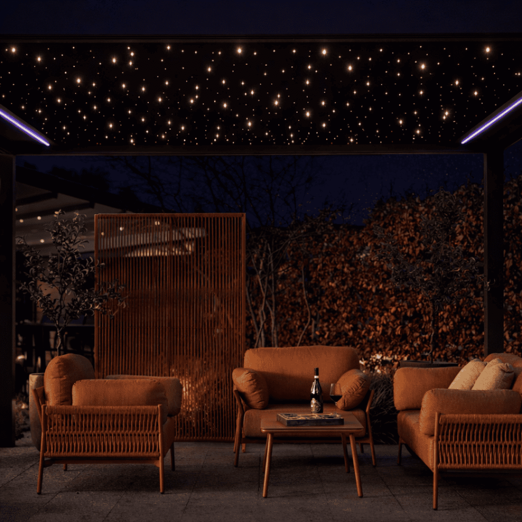 Sternenhimmel Beleuchtung in Terrassenüberdachung mit Lounge Möbeln bei stimmungsvoller Abendbeleuchtung