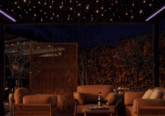 Sternenhimmel Beleuchtung in Terrassenüberdachung mit Lounge Möbeln bei stimmungsvoller Abendbeleuchtung