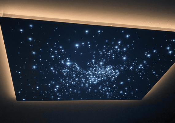 LED Sternenhimmel Deckenbeleuchtung mit indirekter Beleuchtung in modernem Innenraum