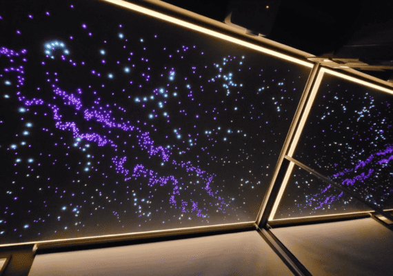 farbiger LED Sternenhimmel in Terrassenüberdachung mit individueller Lichtgestaltung und indirekter Beleuchtung