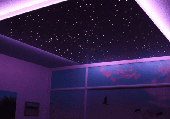 Sternenhimmel LED Beleuchtung in modernem Innenraum mit indirekter Deckenbeleuchtung