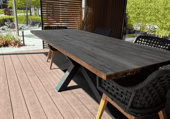 moderne Holzterrasse mit Esstisch unter Überdachung im Aussenbereich