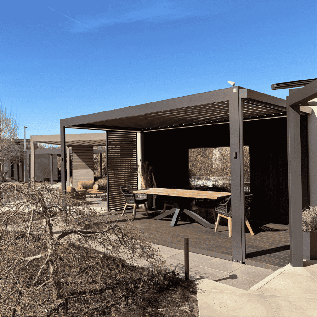 moderne Terrasse mit Überdachung und Holzterrasse im Aussenbereich Ausstellung Oberglatt