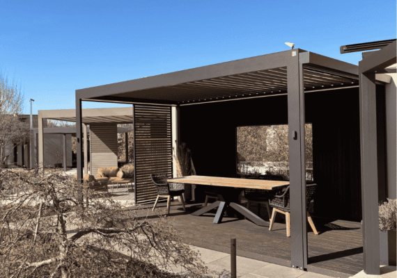 moderne Terrasse mit Überdachung und Holzterrasse im Aussenbereich Ausstellung Oberglatt