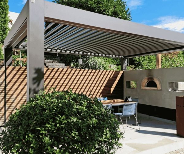 Lamellendach Inwil – Burri & Achermann Lamellendach von Thermogreen in der Ausstellung bei Burri & Achermann Gartenbau in Inwil, moderne Lösung für flexiblen Wetterschutz.