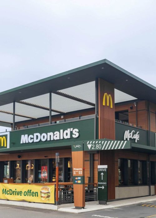 Lamellendach für McDonald’s Lamellendach von Thermogreen bei einer McDonald’s Filiale – wetterfeste Überdachung für den Aussenbereich in der Gastronomie