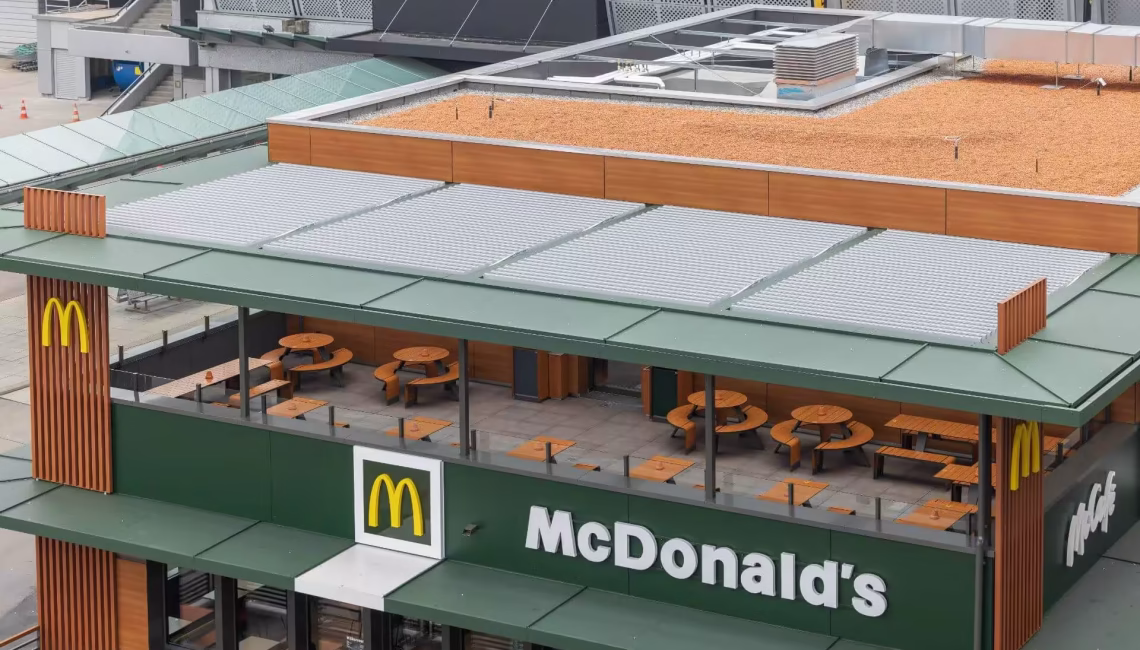 Aussenansicht des McDonald’s in Emmen, Luzern mit modernem Lamellendach über der Terrasse im ersten Stock.