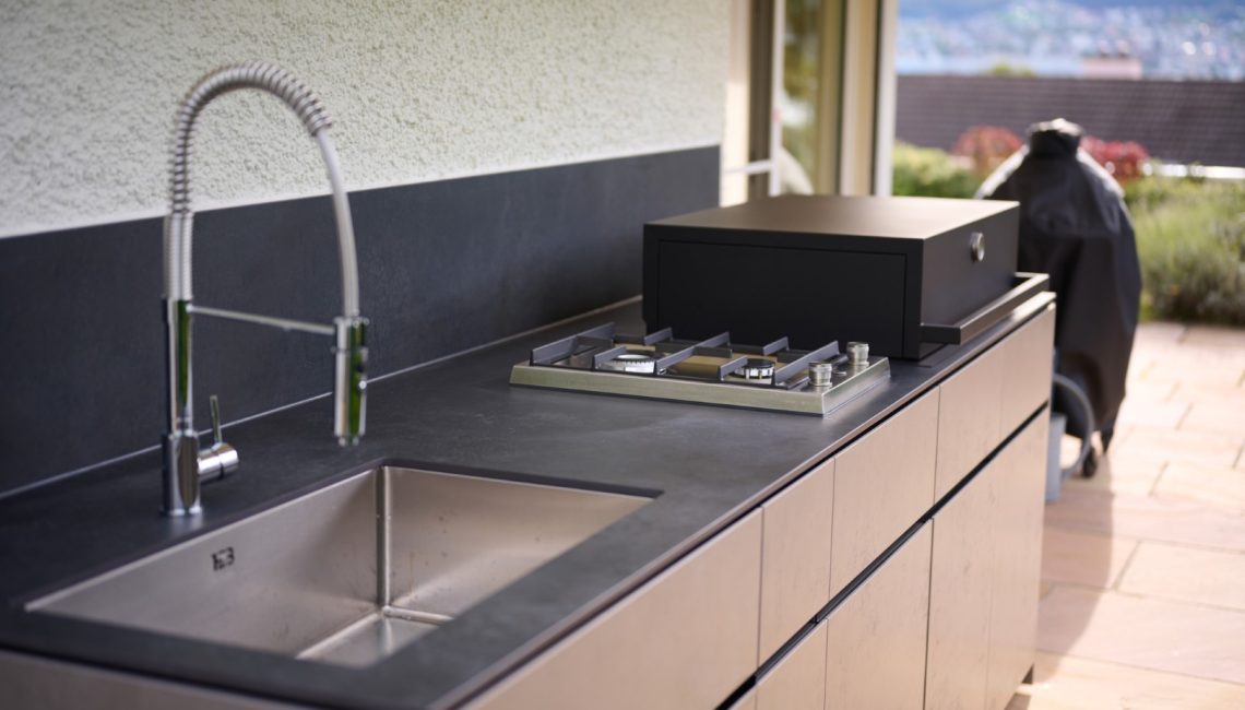 Aussenküche mit Spülbecken, Gasherd und integriertem Grill