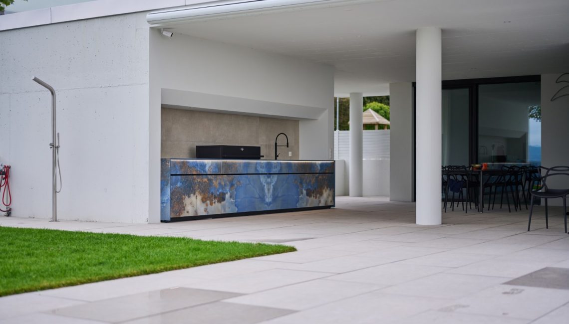 Aussenküche mit Keramikfront integriert in moderne überdachte Terrasse