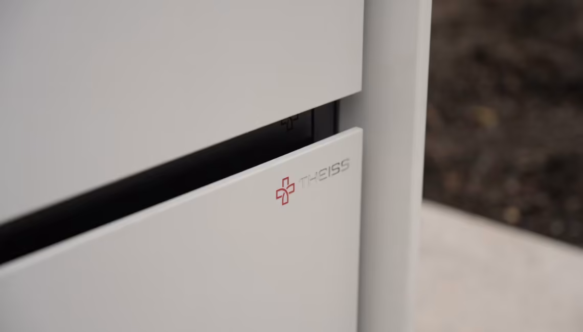 Detailaufnahme Theiss Avers Aussenküche in Cristallo Gold mit Logo auf Front