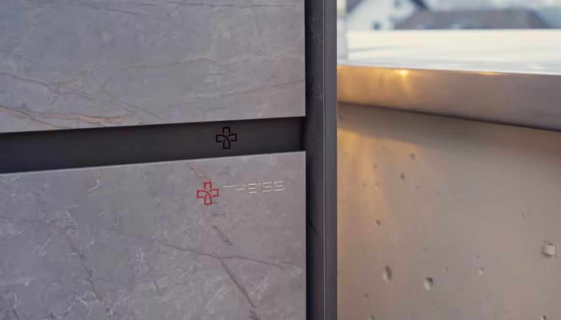 Detail Aussenküche mit strukturierter Front und Theiss Logo
