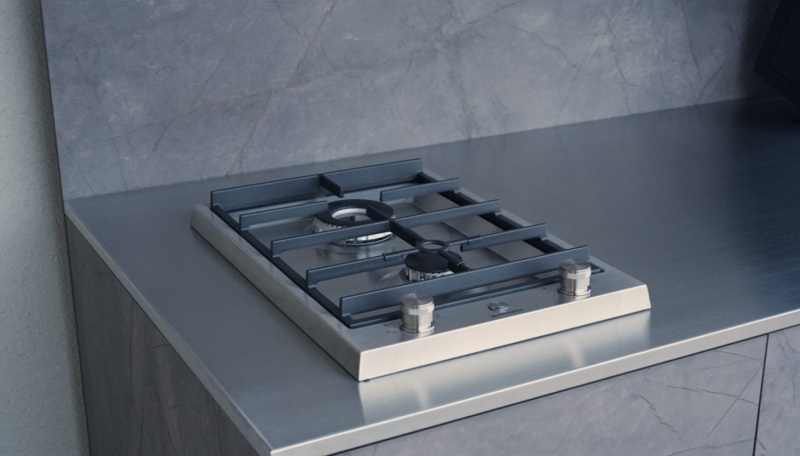 Barazza Gasherd in Edelstahl-Arbeitsfläche einer Aussenküche