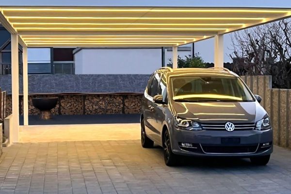 Carport ECL 130 mit integrierter LED-Beleuchtung, schützt ein Fahrzeug und bietet moderne Optik.