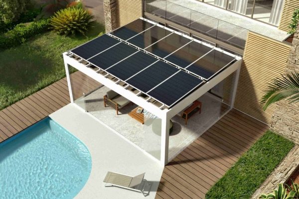 Terrassenüberdachung ECL 130 mit integrierten Solarmodulen, eleganter Lounge unter Glaswänden und Poolbereich.