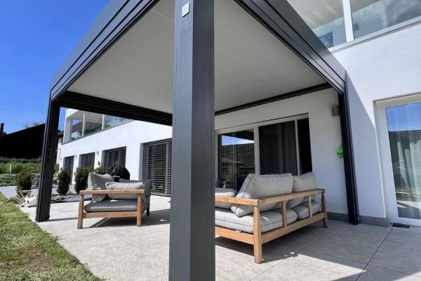 ECL 130 Festdach als Terrassenüberdachung mit massiver Aluminiumstruktur und komfortabler Loungemöblierung.