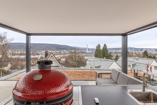 ECL 130 Festdach mit Outdoor-Küche, Grill und Lounge-Bereich auf einer Terrasse mit Panoramablick.