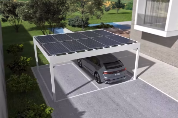 Moderner Einzel-Carport ECL 130 mit Solarmodulen, integriert in eine zeitgemässe Architektur mit klaren Linien.