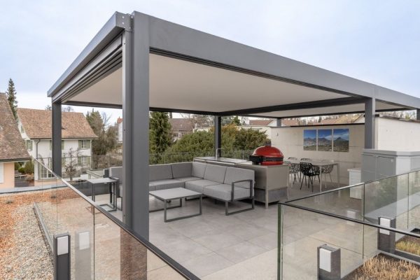ECL 130 Festdach auf einer Dachterrasse mit Lounge, Esstisch und Grillstation.