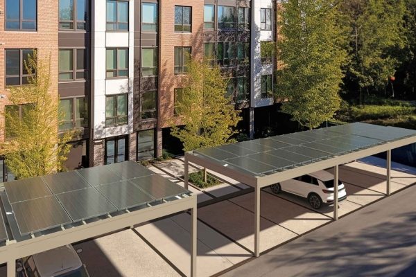 Carport mit Festdach ECL 130 vor einem Wohngebäude, ausgestattet mit Solarmodulen für maximalen Witterungsschutz und Energiegewinnung.