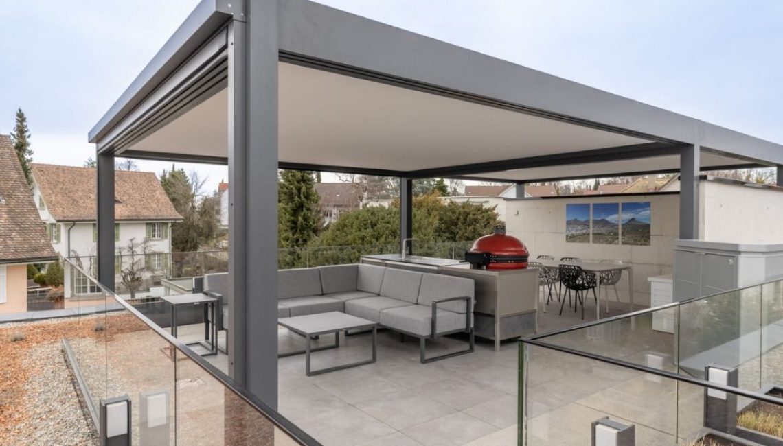 Festdach ECL 130 auf einer Attikaterrasse in Wallisellen, Zürich, mit Lounge und Outdoor-Küche, fugenlos verbunden und für 300 kg/m² Schneelast ausgelegt.