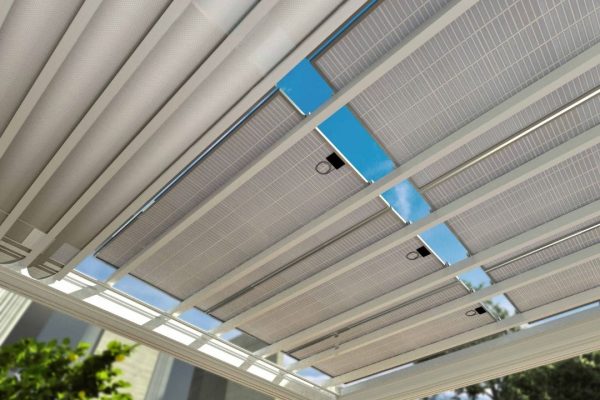 Detailaufnahme des Festdachs ECL 130 mit integrierten Solarmodulen in moderner Aluminiumkonstruktion.