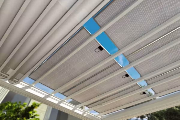 Detailaufnahme des Festdachs ECL 130 mit integrierten Solarmodulen in moderner Aluminiumkonstruktion.