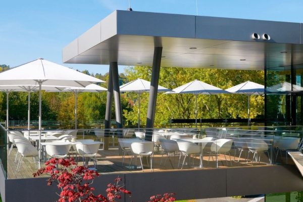 FILIUS Sonnenschirme in Weiss auf einer modernen Dachterrasse, eleganter Sonnenschutz für Gastronomie und Businessbereiche.