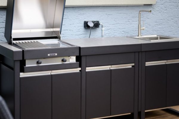 FOGHER Outdoor-Küche mit geöffnetem Grill und Spüle, modernes Design in Schwarz mit Edelstahl-Elementen.