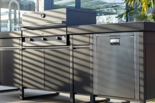 Moderne Outdoor-Küche FOGHER mit Grill, Spüle und integriertem Kühlschrank in elegantem Schwarz-Edelstahl-Design.