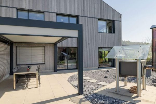 SKL 140 Lamellendach vor einem modernen Einfamilienhaus, bietet robusten Wetterschutz und hohe Stabilität.