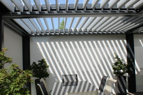 SKL 140 Lamellendach über einer modernen Terrasse, ausgelegt für Schneelasten bis zu 300 kg/m². Mit optional beheizten Lamellen auch für Hochalpenregionen geeignet.