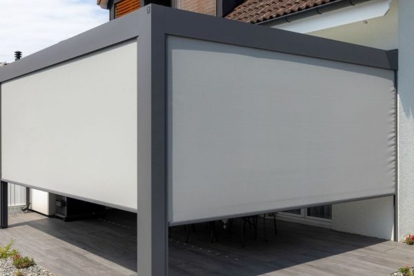 SKL 140 Lamellendach mit rundum geschlossenen Seitenmarkisen, die Windgeschwindigkeiten bis zu 80 km/h standhalten, kombiniert mit einer besonders robusten Dachkonstruktion.