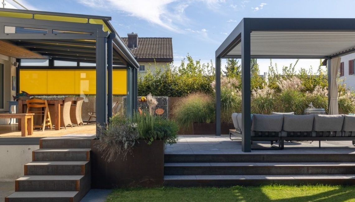 Wintergarten mit Glasdach und angrenzendem Lamellendach im Garten, harmonisch kombiniert für maximale Flexibilität im Aussenbereich.