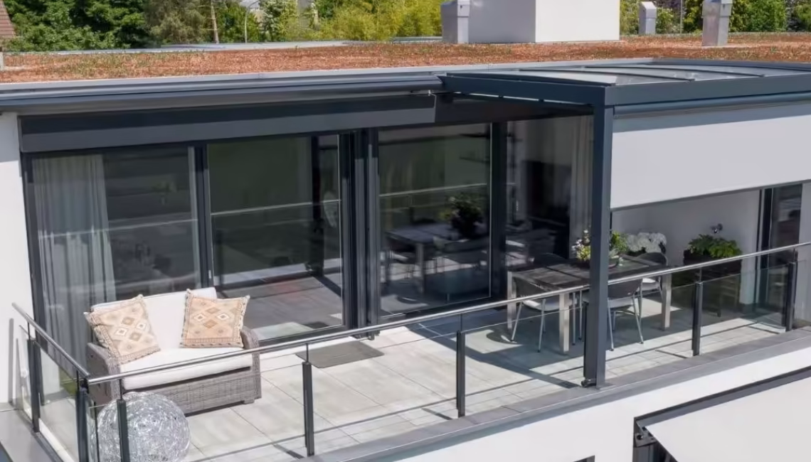 Modernes Glasdach auf einer grosszügigen Terrasse in Uitikon Waldegg mit Lounge-Bereich und Esstisch, perfekt integriert in die Architektur des Hauses.