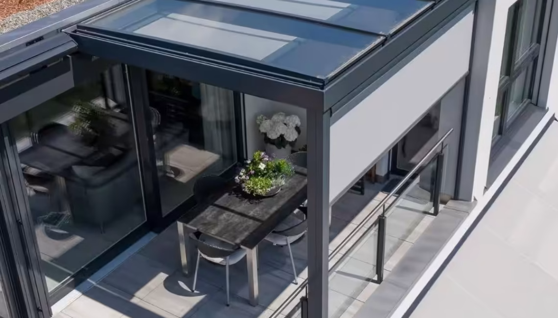 Modernes Glasdach auf einer Terrasse in Uitikon Waldegg, mit seitlichen Screens und hoher Schneelast von bis zu 380 kg/m².