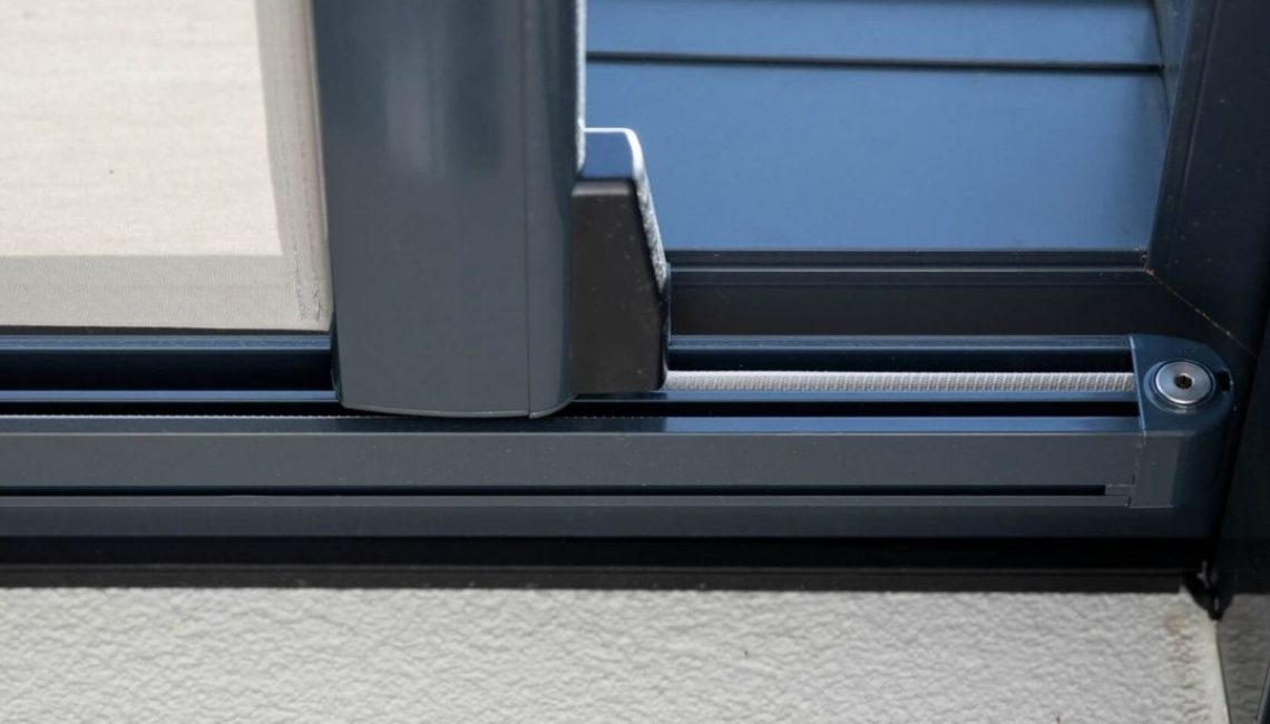 Detailaufnahme einer integrierten Senkrechtmarkise im Glasdach in Uitikon Waldegg.